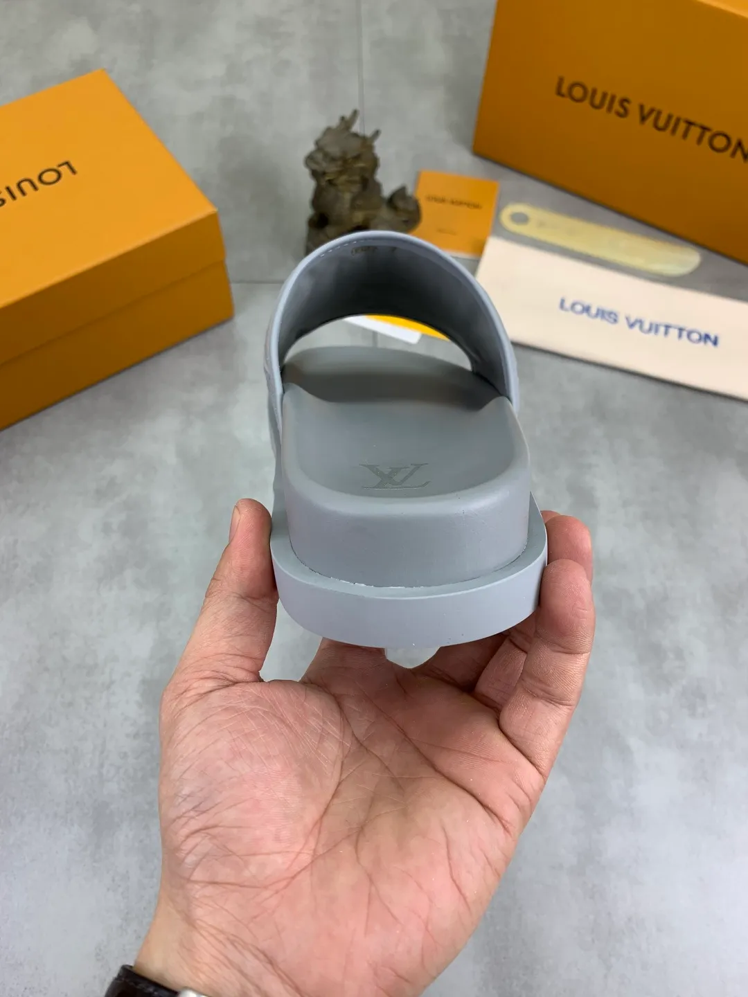 Men's shoes 💰P300💰【New style】🆘 Original quality 【LOUIS VUITTON】The popular Louis Vuitton LV men's slippers on the official website are on sale simultaneously! Original fabric imported from Italy, original factory special supply, code number: 38-44 (45 customized), many colors available